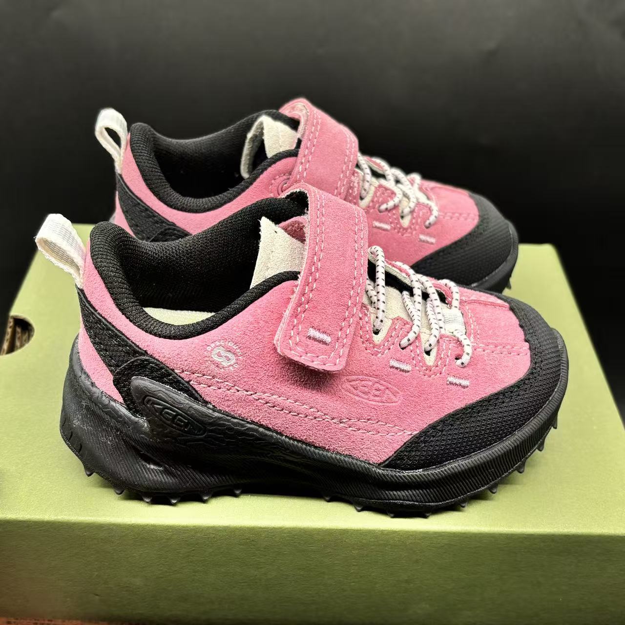 Children's shoes child